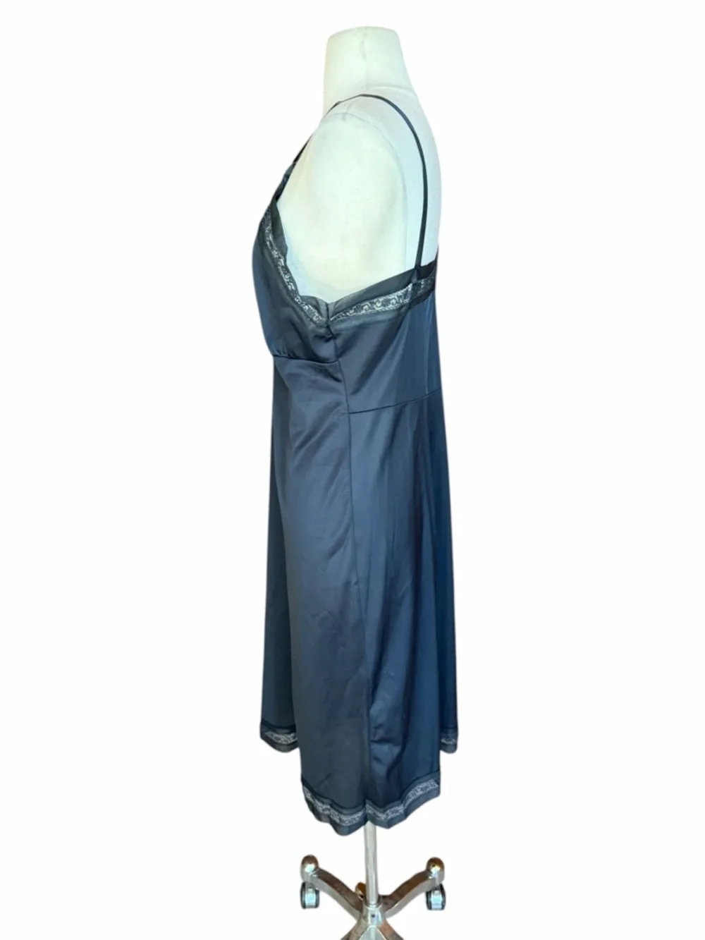 1960s/70s Lorraine Black Nylon Tricot V-Neckline Embroidered Lace Trim Slip - Picture 4 of 7